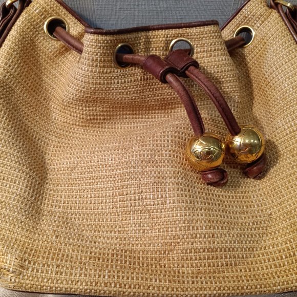 Chanel Vintage drawstring bucket tote bag with pouch and CC gold hardware - Picture 15 of 15